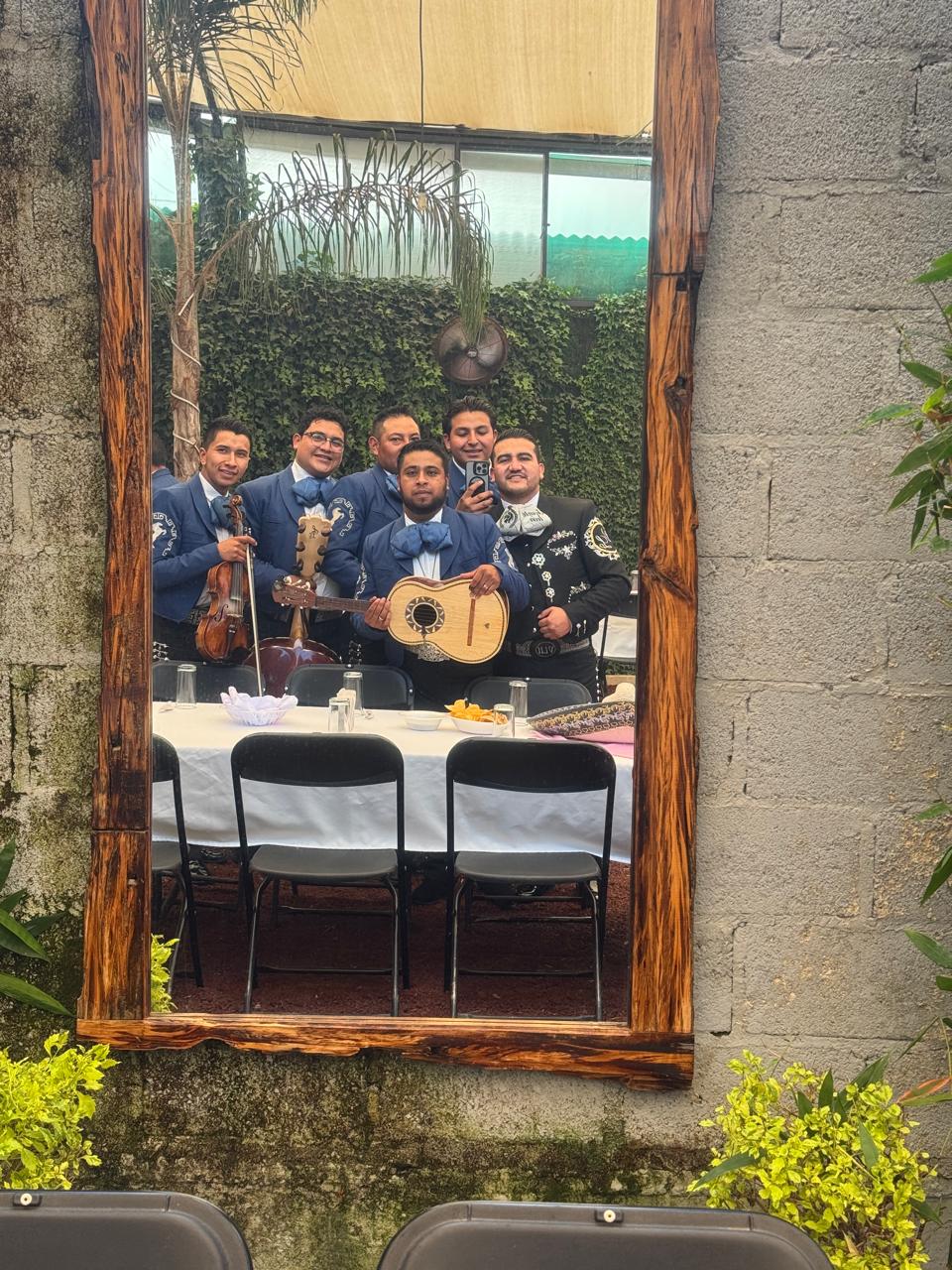 Integrantes de Mariachi Son de Mi Tierra durante una celebración